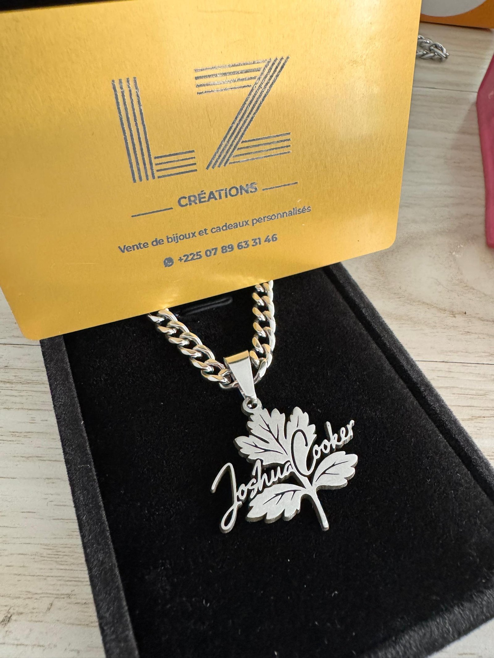 Collier nom découpé motif Inox
